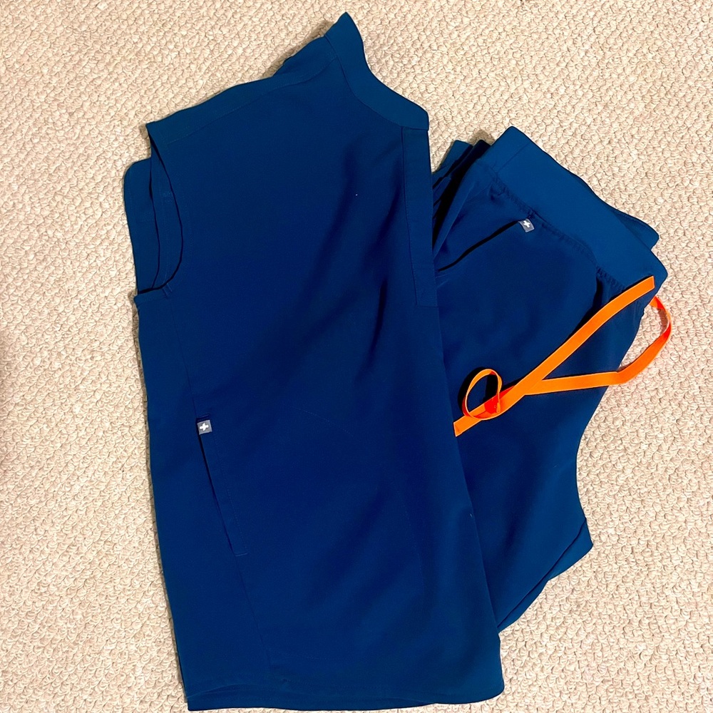 Figs scrubs. Small Rafaela top and Large jogger bottoms
